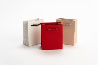Punga Cadou Premium IUNI, Material Carton, Dimensiuni 9x11x5, Culoare Alba Cu Maner Negru