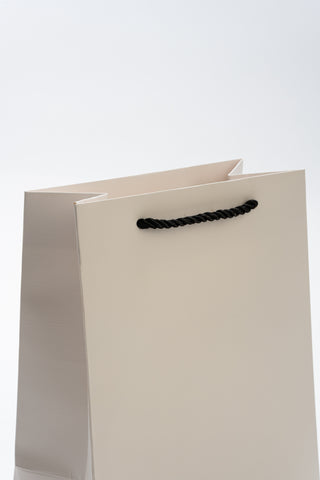 Punga Cadou Premium IUNI, Material Carton, Dimensiuni 26x32x15, Culoare Alba Cu Maner Negru