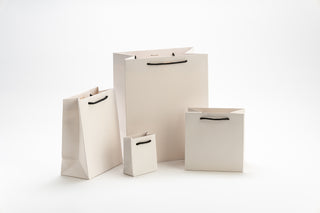 Punga Cadou Premium IUNI, Material Carton, Dimensiuni 17x17x11, Culoare Alba Cu Maner Negru