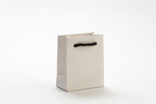 PUNGA CADOU PREMIUM IUNI, MATERIAL CARTON, DIMENSIUNI 18X23X10, CULOARE ALBA CU MANER NEGRU