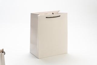 Punga Cadou Premium IUNI, Material Carton, Dimensiuni 17x17x11, Culoare Alba Cu Maner Negru
