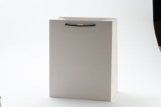 Punga Cadou Premium IUNI, Material Carton, Dimensiuni 26x32x15, Culoare Alba Cu Maner Negru