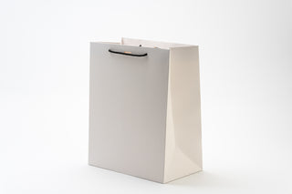 Punga Cadou Premium IUNI, Material Carton, Dimensiuni 26x32x15, Culoare Alba Cu Maner Negru