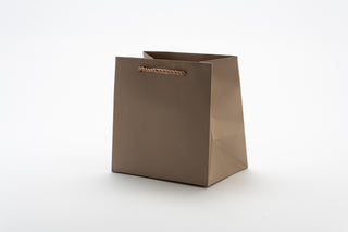 Punga Cadou Premium IUNI, Material Carton, Dimensiuni 32x26x15, Culoare Aurie Cu Maner Auriu