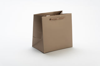 Punga Cadou Premium IUNI, Material Carton, Dimensiuni 32x26x15, Culoare Aurie Cu Maner Auriu