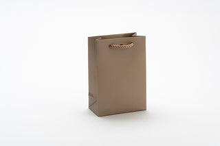 Punga Cadou Premium IUNI, Material Carton, Dimensiuni 17x17x11, Culoare Aurie Cu Maner Auriu