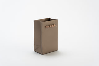 Punga Cadou Premium IUNI, Material Carton, Dimensiuni 6x9.5x4, Culoare Aurie Cu Maner Auriu