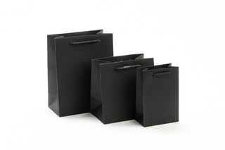 PUNGA CADOU PREMIUM IUNI, MATERIAL CARTON, DIMENSIUNI 11X16X6, CULOARE NEAGRA CU MANER NEGRU