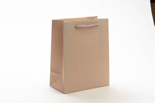 Punga Cadou Premium IUNI, Material Carton, Dimensiuni 26x32x15, Culoare Roz Pudra Cu Maner Roz