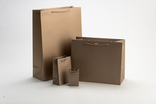 Punga Cadou Premium IUNI, Material Carton, Dimensiuni 32x26x15, Culoare Aurie Cu Maner Auriu