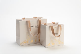 PUNGA CADOU PREMIUM IUNI CU IMPRIMEU PERSOPOLIS, MATERIAL CARTON, DIMENSIUNI 17X17X11, CULOARE ALBA CU MANER BEJ