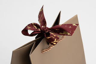 Punga Cadou Premium IUNI, Material Carton, Dimensiuni 32x26x15, Culoare Aurie Cu Maner Auriu