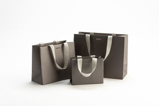 Punga Cadou Premium IUNI, Material Carton, Dimensiuni 25x20x11, Culoare Gri Inchis Cu Maner Gri Deschis