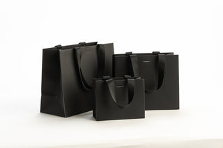 Punga Cadou Premium IUNI, Material Carton, Dimensiuni 20x17x9, Culoare Neagra Cu Maner Negru