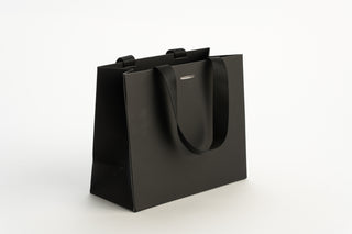 Punga Cadou Premium IUNI, Material Carton, Dimensiuni 25x20x11, Culoare Neagra Cu Maner Negru