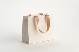 Punga Cadou Premium IUNI, Material Carton, Dimensiuni 25x20x11, Culoare Alba Cu Maner Bej