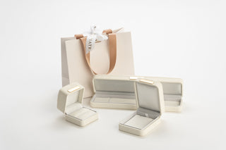 Cutie Bijuterii Premium pentru Pandantiv, Velur, Alb, 7.5x9.5x4.5 cm