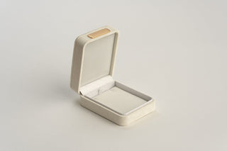 Cutie Bijuterii Premium pentru Pandantiv, Velur, Alb, 7.5x9.5x4.5 cm