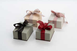 Cutie Bijuterii cu Panglică Montată pe Bază care Formează o Fundiță pe Capac pentru Verighete, Carton, Bej, 7x9x4.5 cm