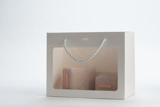 Punga Cadou Cu Fereastra Premium IUNI, Material Carton, Dimensiuni 23x18x12, Culoare Alba Cu Maner Alb