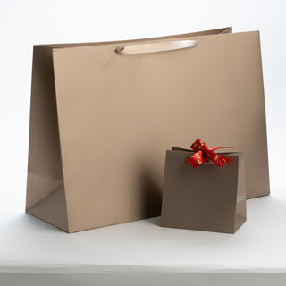 Punga Cadou Premium IUNI, Material Carton, Dimensiuni 42x33x13, Culoare Aurie Cu Maner Auriu Inchis – imagine 3