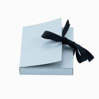 Cutie cadou Pandantiv Plic, 11x7.5x1.3 cm - Alb / Negru