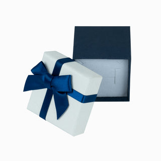 Cutie bijuterii din carton pentru inel sau cercei, cu fundă bleumarin, 5x5x4.5 cm, alb cu bleumarin