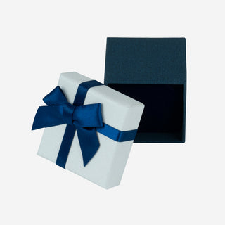 Cutie bijuterii din carton pentru inel sau cercei, cu fundă bleumarin, 5x5x4.5 cm, alb cu bleumarin, interior bleumarin