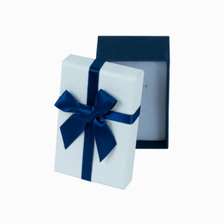 Cutie bijuterii din carton pentru cercei sau pandantiv, cu fundă bleumarin, 5x8x3 cm, alb cu bleumarin, interior alb