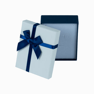 Cutie bijuterii din carton pentru cercei sau pandantiv, cu fundă bleumarin, 7x9x3 cm, alb cu bleumarin, interior alb