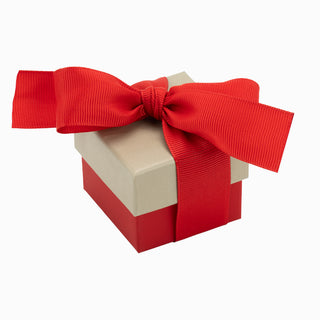 Cutie bijuterii din carton pentru inel sau cercei, cu fundă roșie, 5.5x5.5x4.5 cm, crem cu roșu