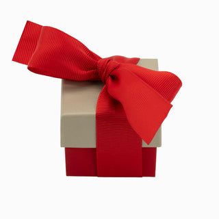 Cutie bijuterii din carton pentru inel sau cercei, cu fundă roșie, 5.5x5.5x4.5 cm, crem cu roșu