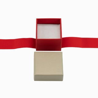 Cutie bijuterii din carton pentru inel sau cercei, cu fundă roșie, 5.5x5.5x4.5 cm, crem cu roșu