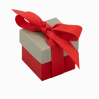 Cutie bijuterii din carton pentru inel sau cercei, cu fundă roșie, 5x5x4.5 cm, crem cu roșu