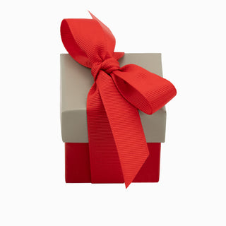 Cutie bijuterii din carton pentru inel sau cercei, cu fundă roșie, 5x5x4.5 cm, crem cu roșu