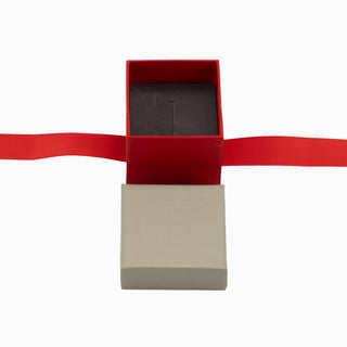Cutie bijuterii din carton pentru inel sau cercei, cu fundă roșie, 5x5x4.5 cm, crem cu roșu